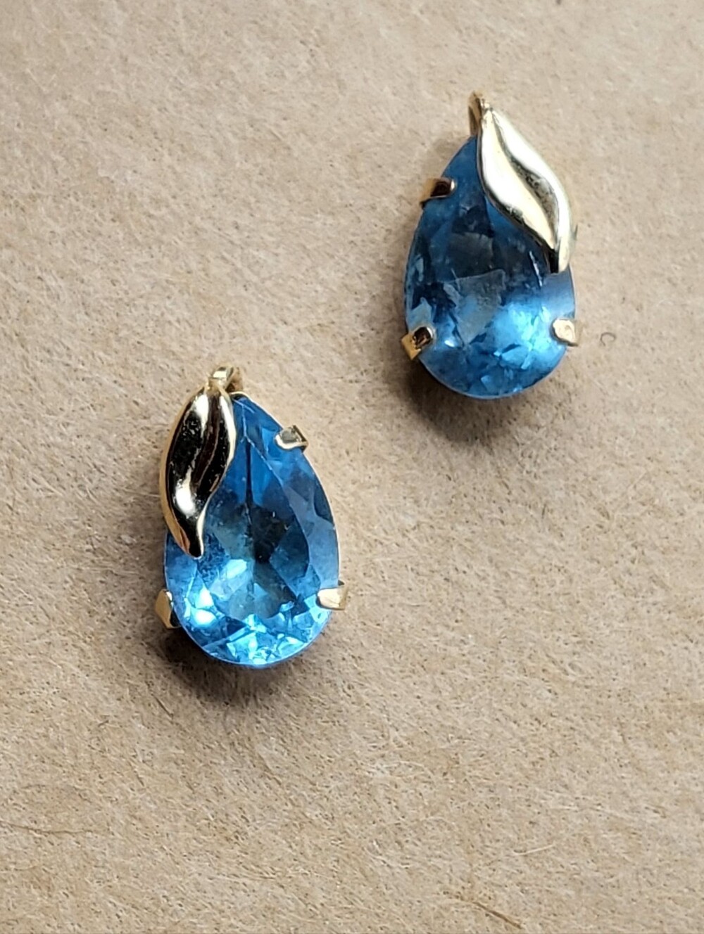 14k Gold Topaz Teardrop/ Pear w Leaf Stud Estate Mid-Century Vintage Swiss Blue
